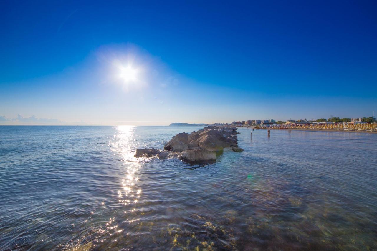 Hotel Baltic Misano Adriatico Ngoại thất bức ảnh